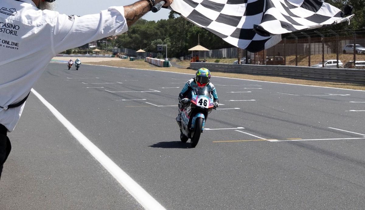 Álvaro Lucas arrasa con un doblete y se va en la Moto4 EC