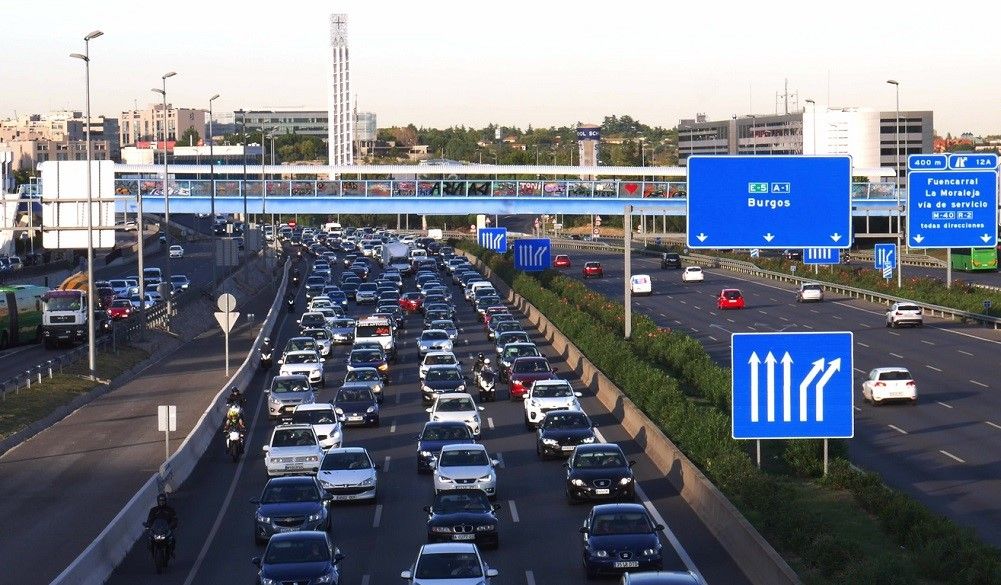 Las motos ya podrán circular por el arcén a partir de octubre: descubre las novedades de la DGT