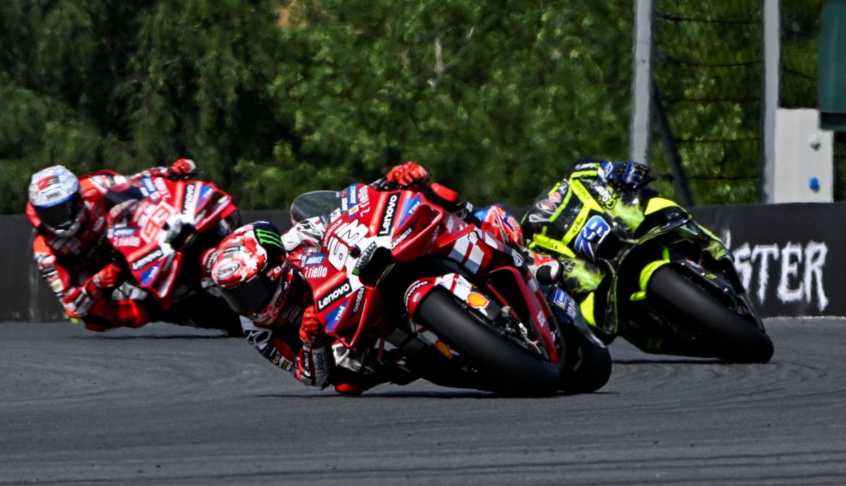 Pecco Bagnaia domina el Sprint de Brno ante Ogura y Márquez