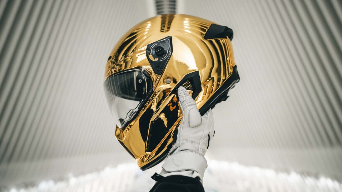 Este casco dorado de moto es muy atrevido...y limitado