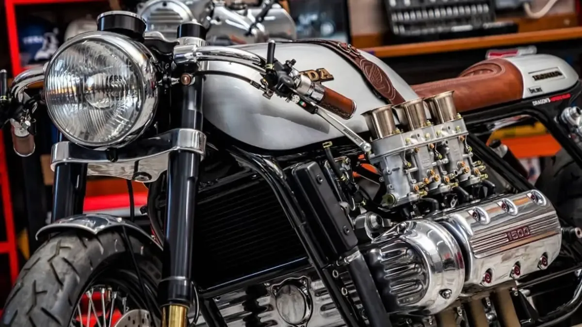 La genialidad de un preparador español, una moto café racer con carburadores de Porsche y de 6 cilindros