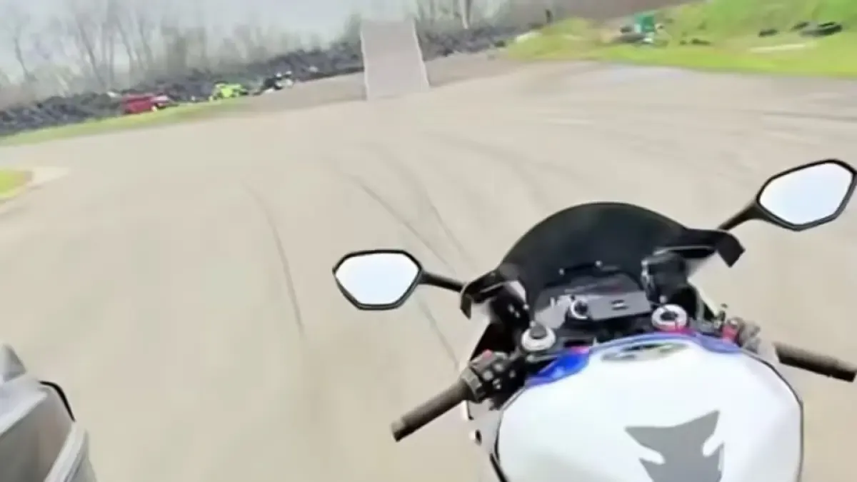 Destruye una flamante BMW superbike de 30.000 euros en unos segundos en un salto de 90 metros