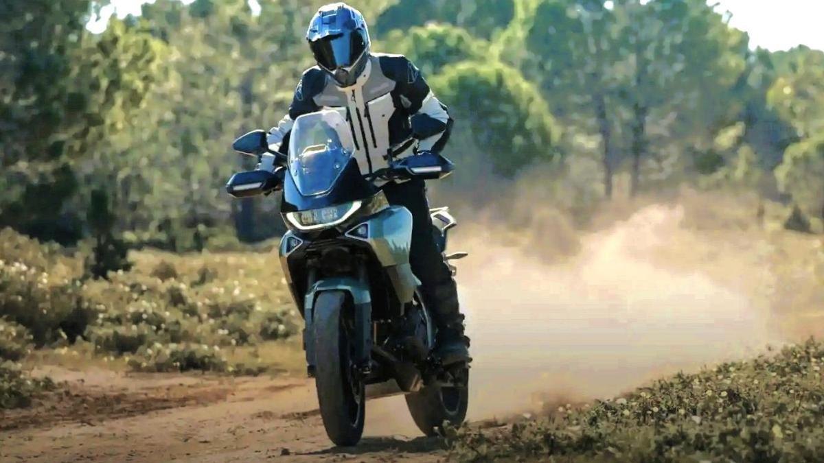 Primeras fotos oficiales: la nueva trail premium bicilíndrica británica se muestra al completo