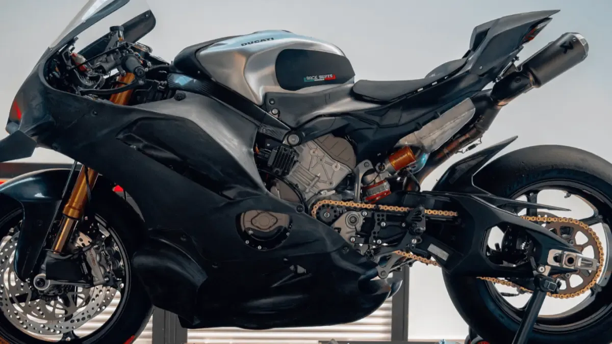 El kit de un equipo del Mundial de SBK para las Ducati Panigale V4 S y V4 R que las transforma en motos de carreras