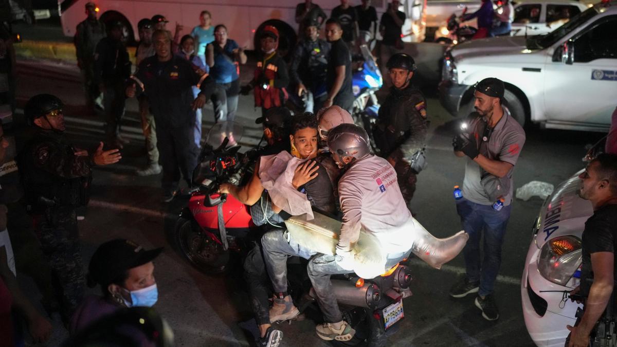 Las motos juegan un papel clave en el reparto de ayuda tras los terremotos en Venezuela