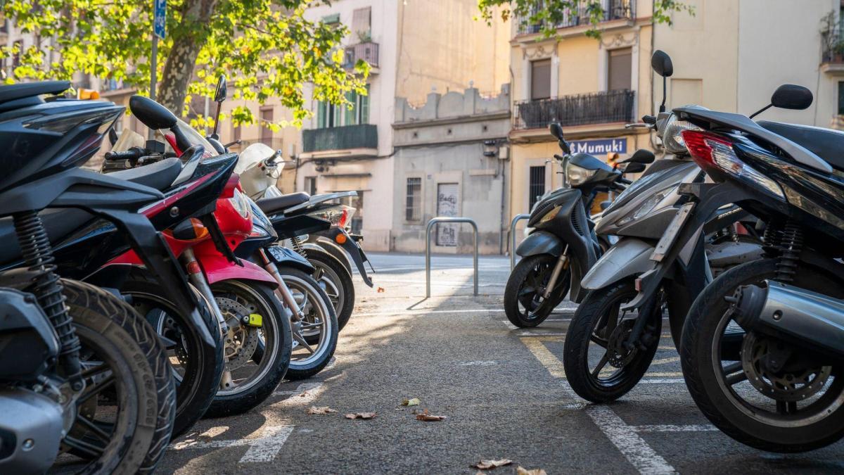 El aviso del Ajuntament de Barcelona a todos los que aparcan la moto en la acera
