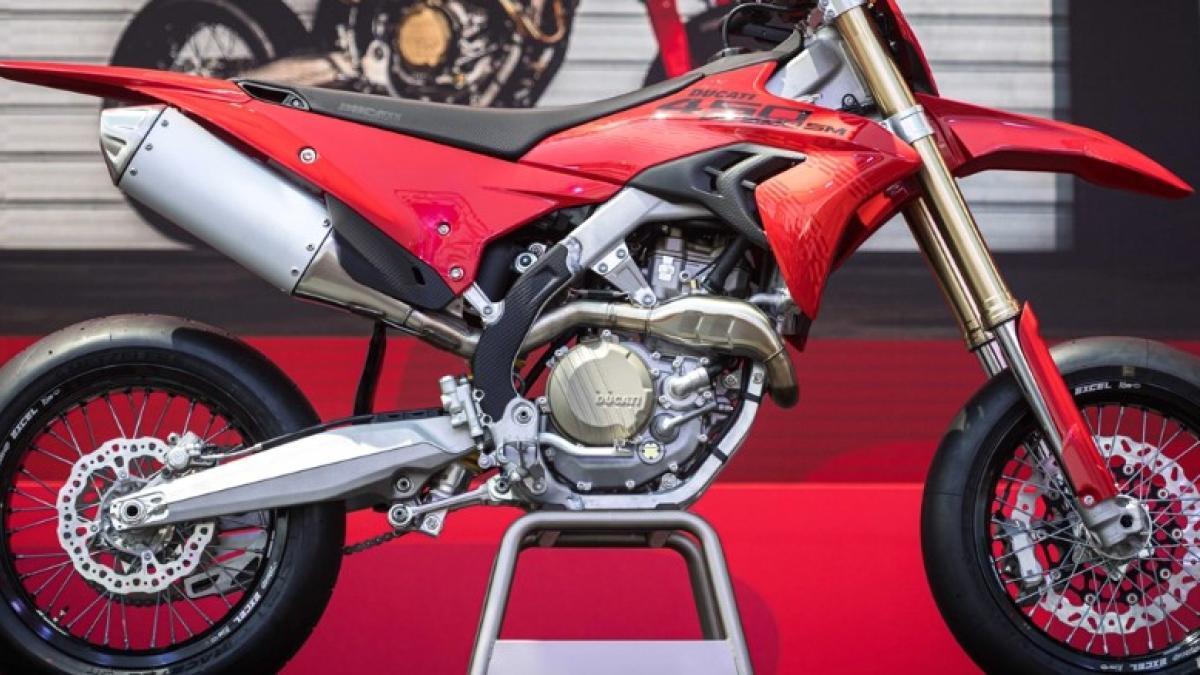 Llega la nueva Ducati para derrapar, ligera, potente y solo para circuitos: la Desmo450 SM