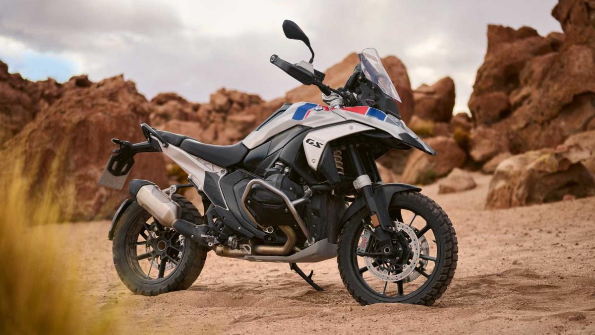 El buque insignia de BMW, la R 1300 GS, no se remodela para 2027, y eso significa...