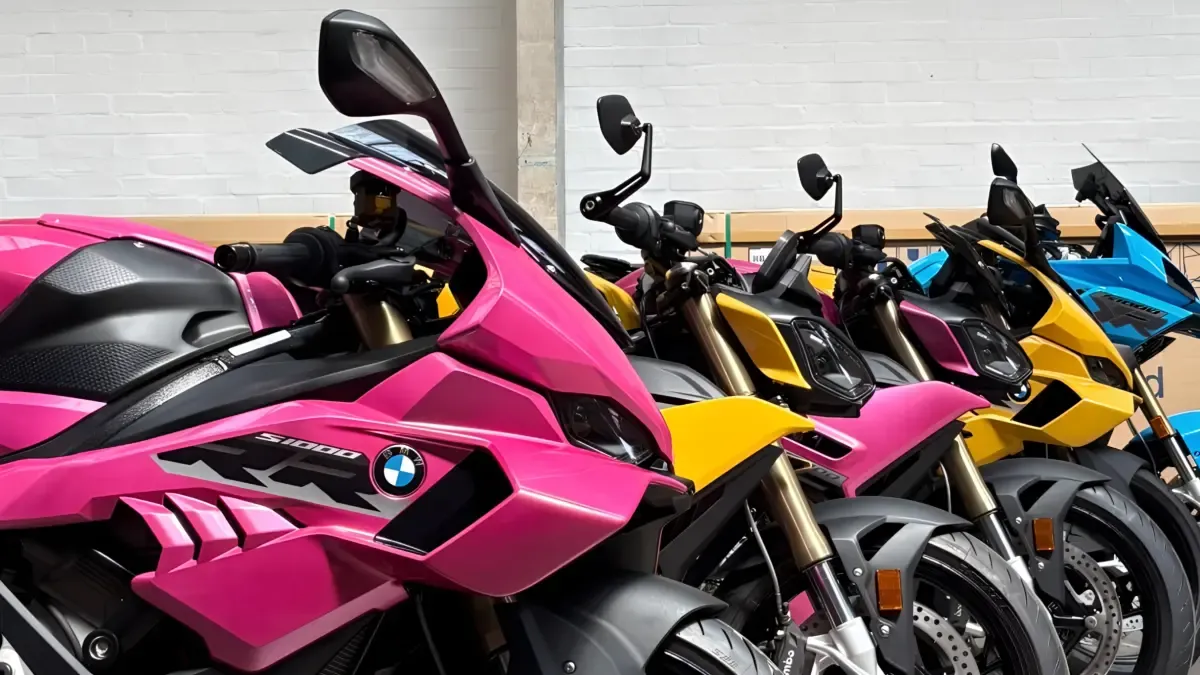 BMW Motorrad lanza una serie especial muy limitada de la S 1000 RR decorada en rosa, pero hay más modelos y colores