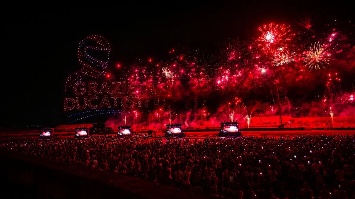 Un cielo lleno de drones, una serpiente roja de 18 kilómetros y 118.000 ducatistas: La WDW 2026 demuestra que la pasión roja no tiene límites