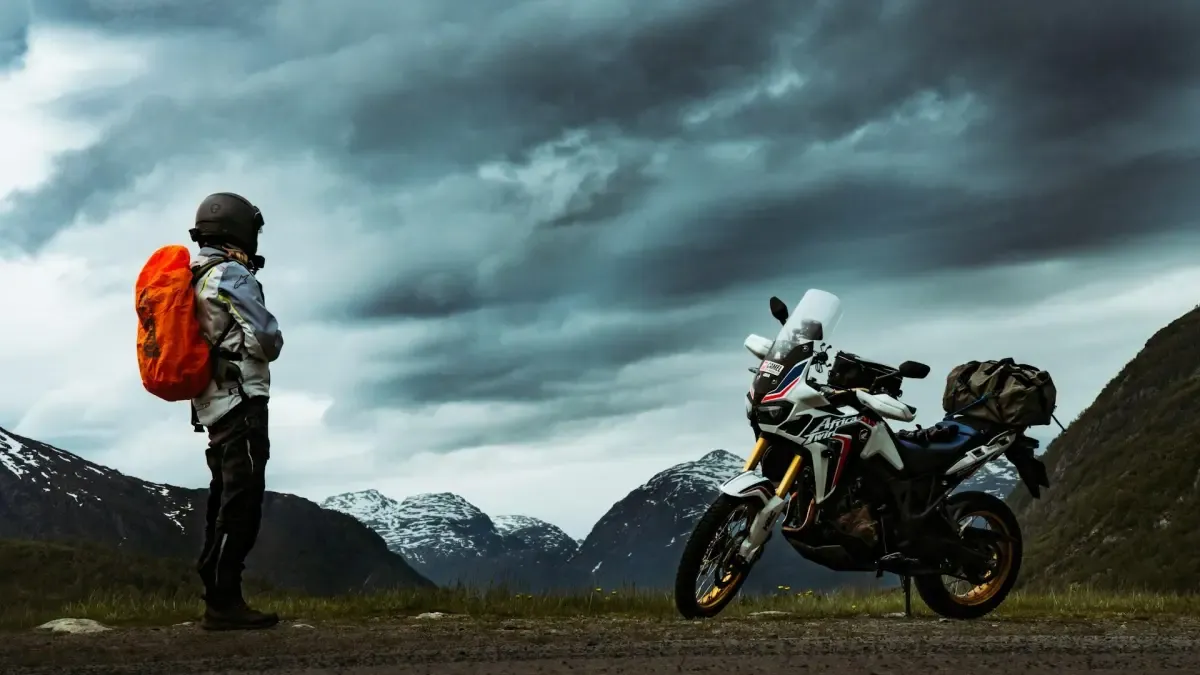 ¿Crees que llevas todo lo necesario? Estos pequeños objetos pueden sacarte de más de un apuro cuando viajas en moto