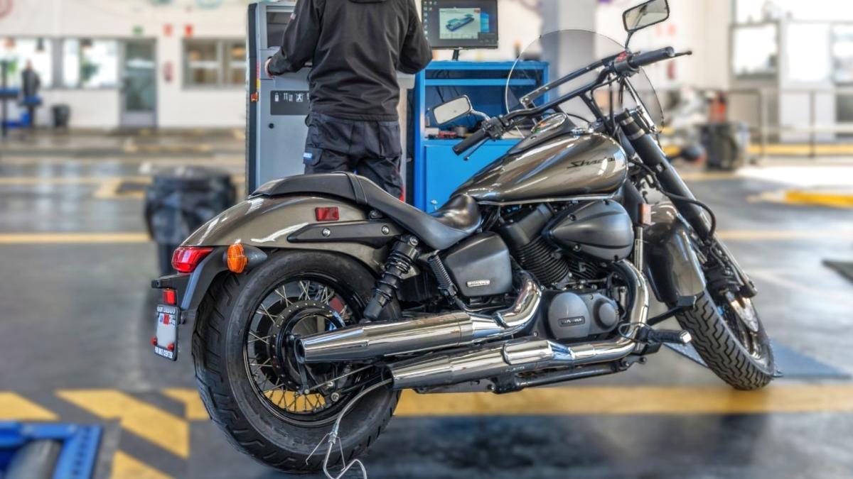 Las motos tienen menos fallos que los coches en la ITV, pero, de las que son rechazadas, un 40% tienen el mismo defecto