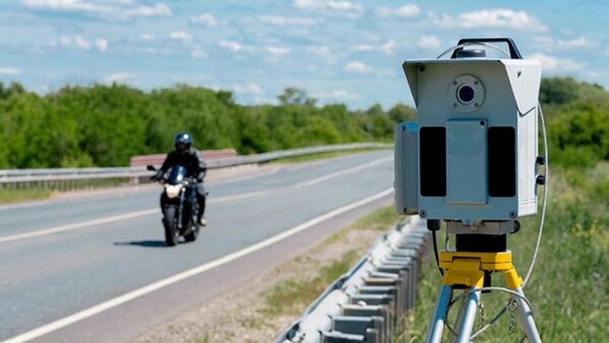 Una sentencia judicial cuestiona las multas de la DGT por saltarse la línea continua
