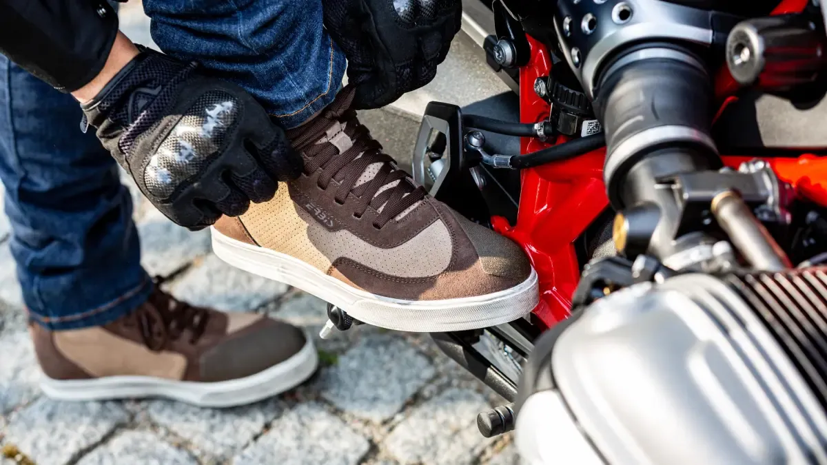 ¿Botas de moto o deportivas para el día a día? Acerbis apuesta por no tener que elegir
