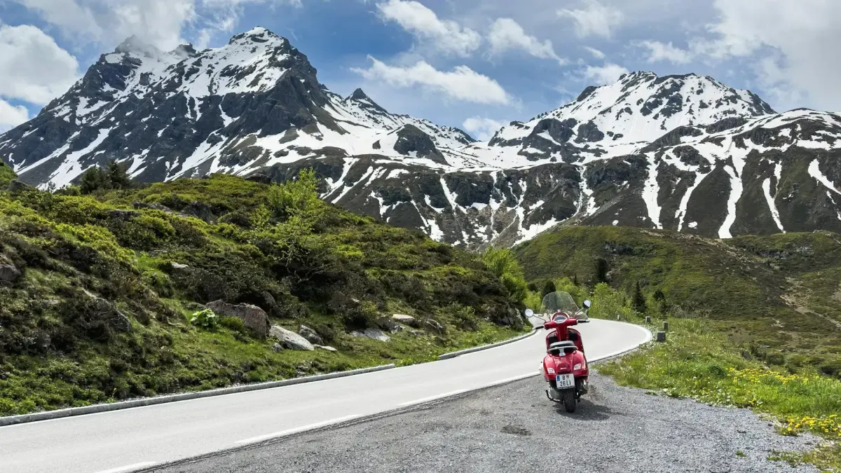 Mucho revisar presiones y niveles pero... ¿Sabías que cruzar en moto a Francia sin unas pegatinas en el casco puede arruinarte las vacaciones?