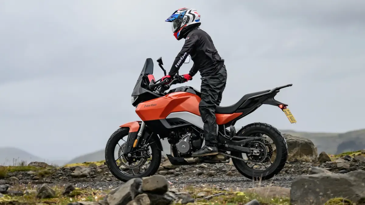 Prueba de la Norton Atlas: Herencia británica y músculo indio para la nueva trail media