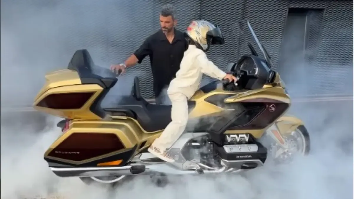 Kenan Sofuoglu lo vuelve a hacer: su hijo Zayn, de siete años, conduciendo una enorme Gold Wing de 400 kg... vestido de calle