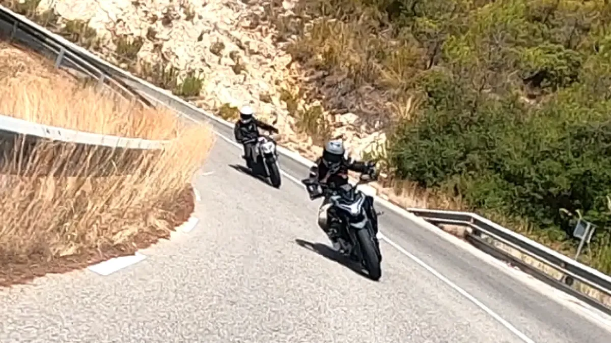 Puesta a punto estival para salir de ruta en moto en verano: cinco puntos críticos que determinarán tu ritmo entre calor, curvas y asfalto
