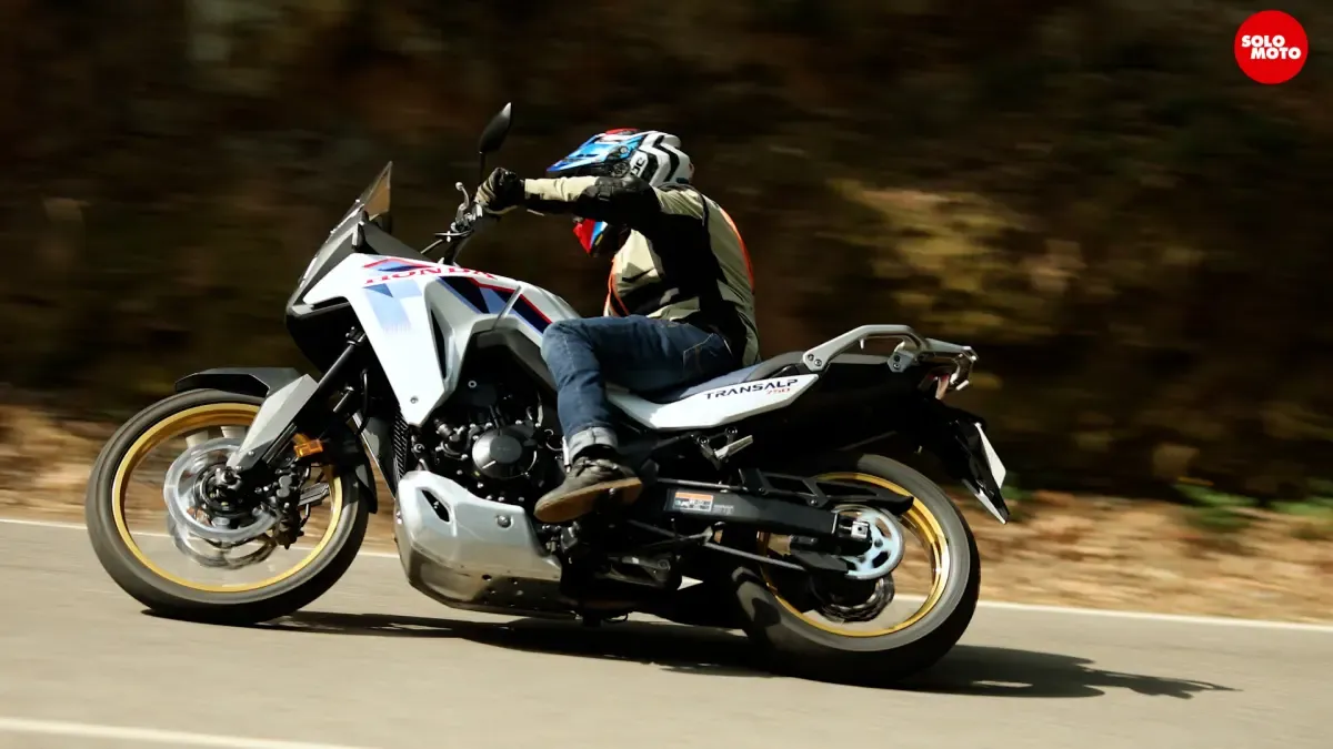Prueba de la Honda XL 750 Transalp E-Clutch: la 'trail' total abraza el cambio automático
