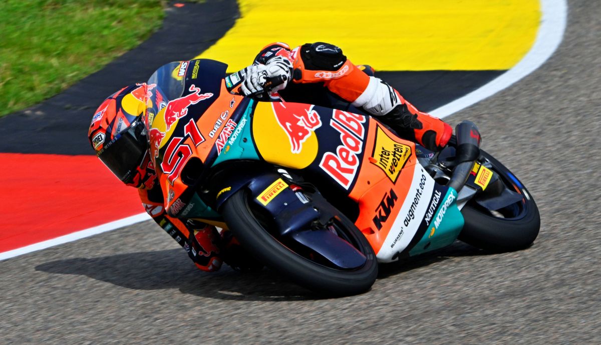Brian Uriarte bate a Marco Morelli y firma su primera pole mundialista en Sachsenring