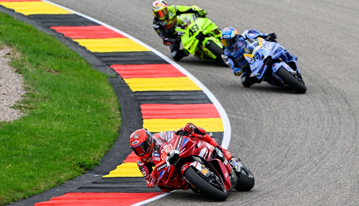 Marc Márquez somete a Álex Márquez y Fabio Di Giannantonio en el Sprint de Sachsenring