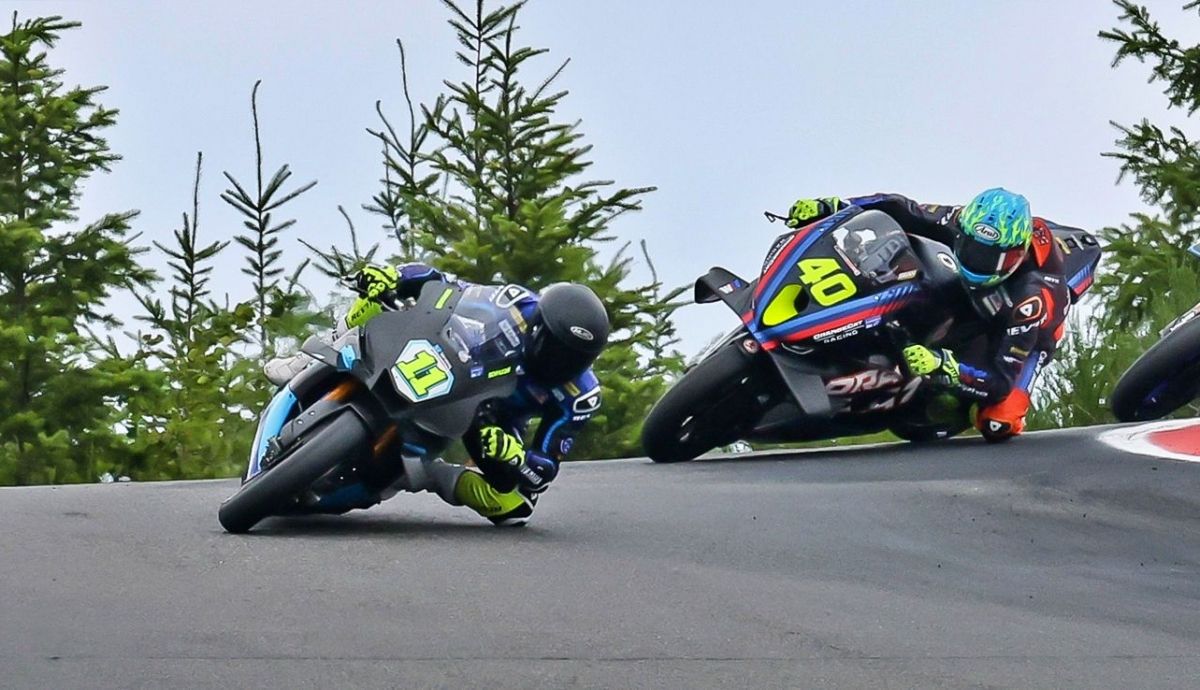 JD Beach y Sean Dylan Kelly ganan Scholtz lidera MotoAmerica