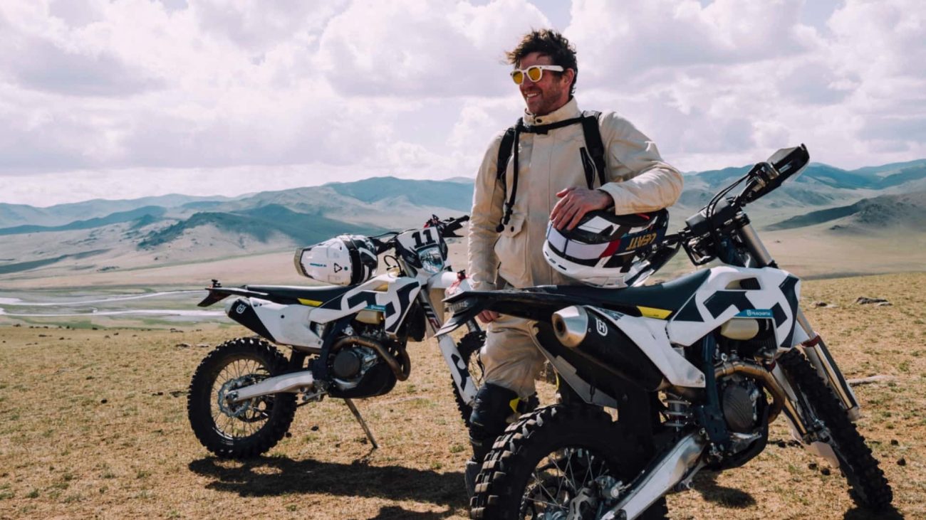 El actor Norman Reedus viaja a Mongolia para probar equipamiento motero