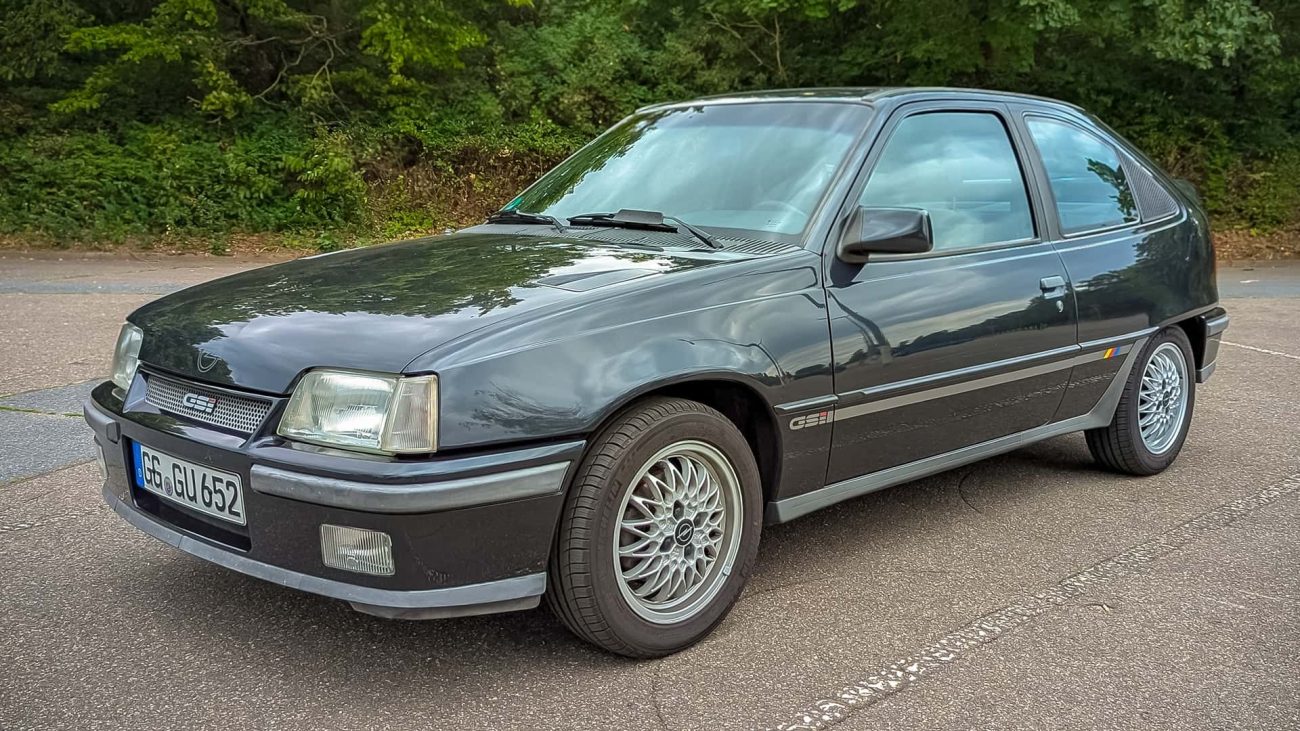 Al volante del mítico Opel Kadett GSi de 1991 y sus 115 CV