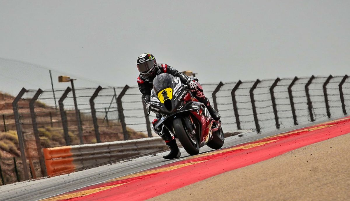 Steven Odendaal es líder de ESBK Superbike 2026 tras doblete