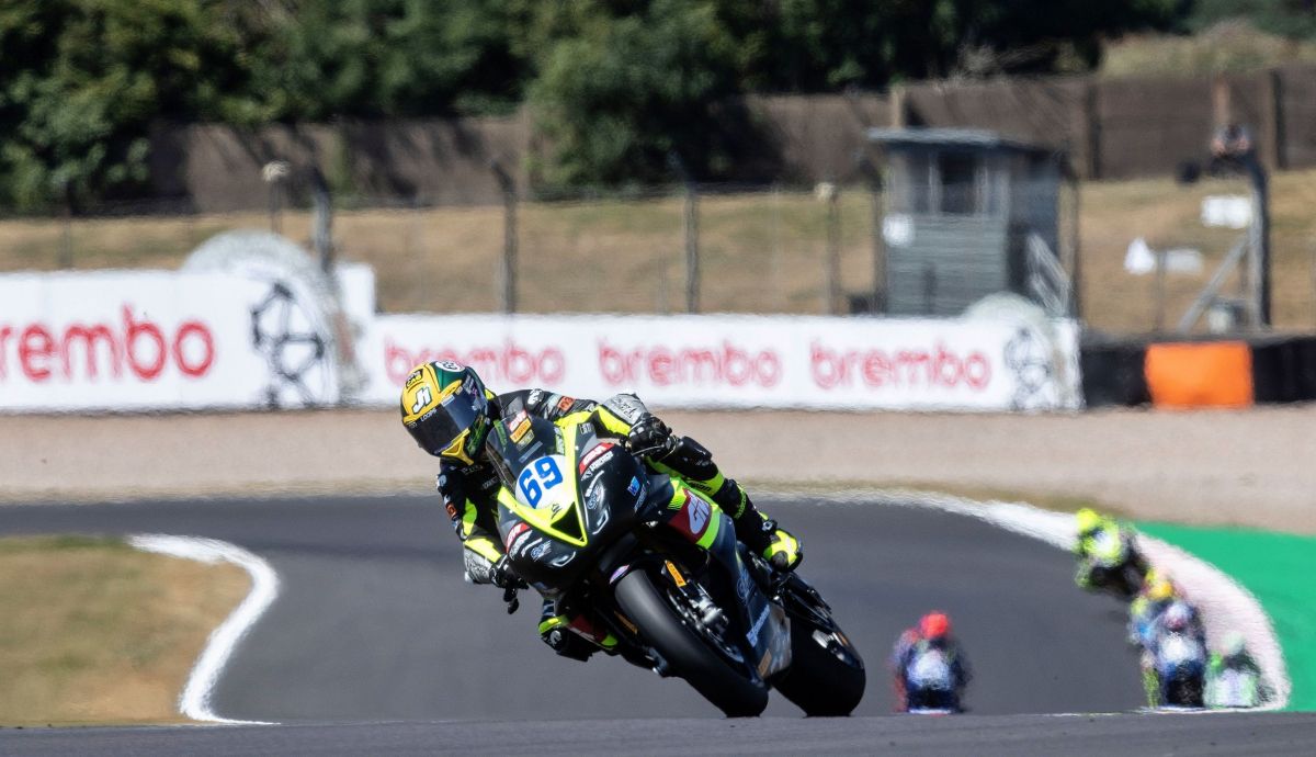 Tom Booth-Amos repite triunfo en Donington y Albert Arenas se escapa en Supersport