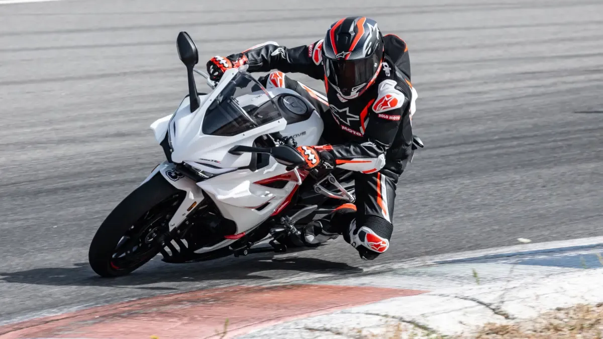 Prueba de la Kove 350RR: La campeona del mundo de SSP300 sale a las calles