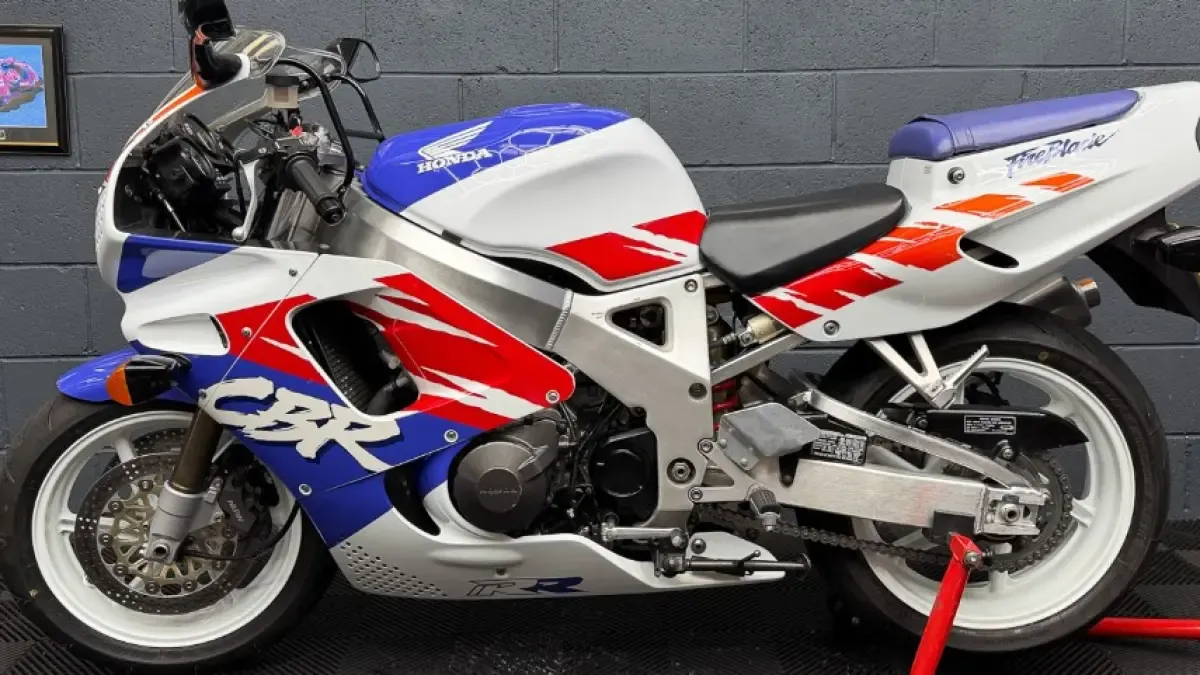 James May no siempre ha sido el 'Capitán Lento': tenía una preciosa Honda CBR900RR que ahora se subasta