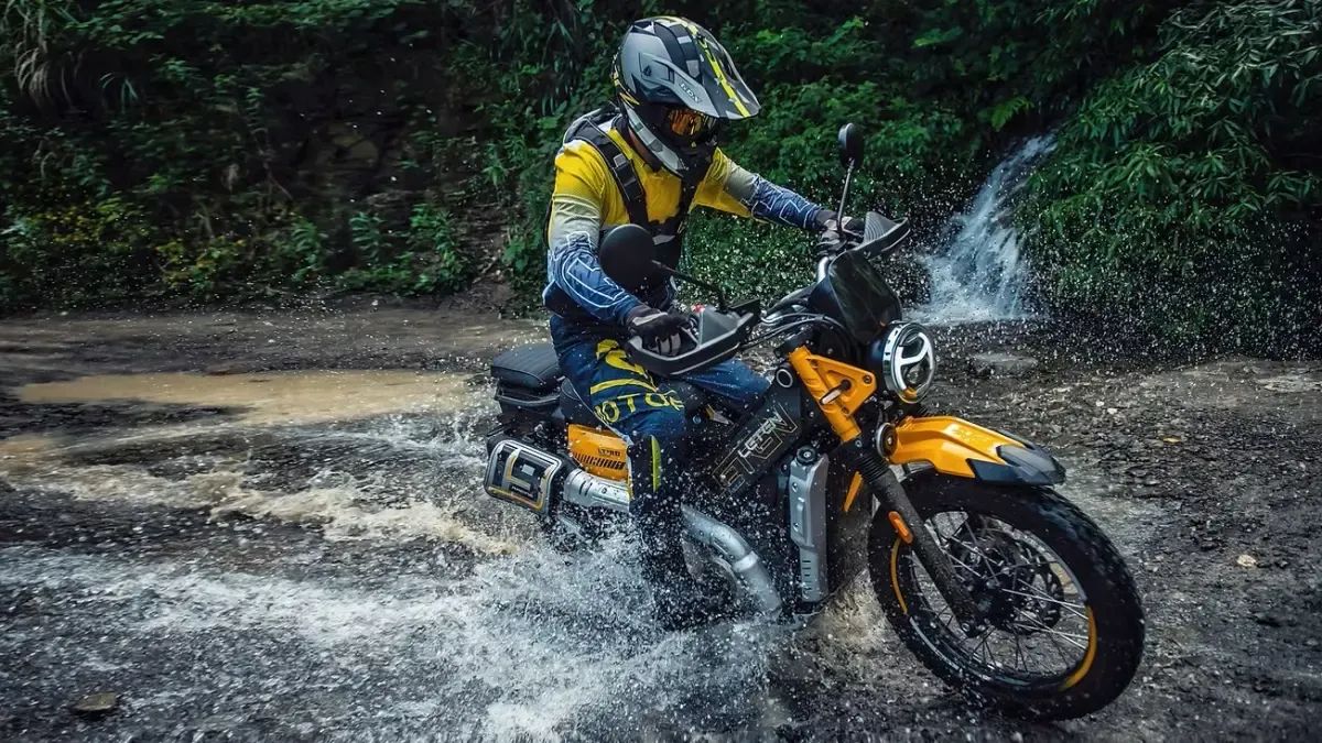 La moto todoterreno automática fácil y súper equipada a precio de chollo que copia la moda iniciada por el Honda Hunter Cub