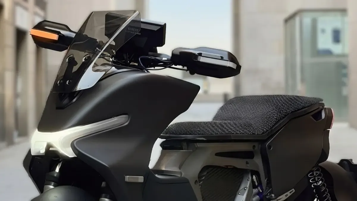 El megascooter futurista español con 80 CV, retrovisores digitales y caballete automático, el Hexia EVO