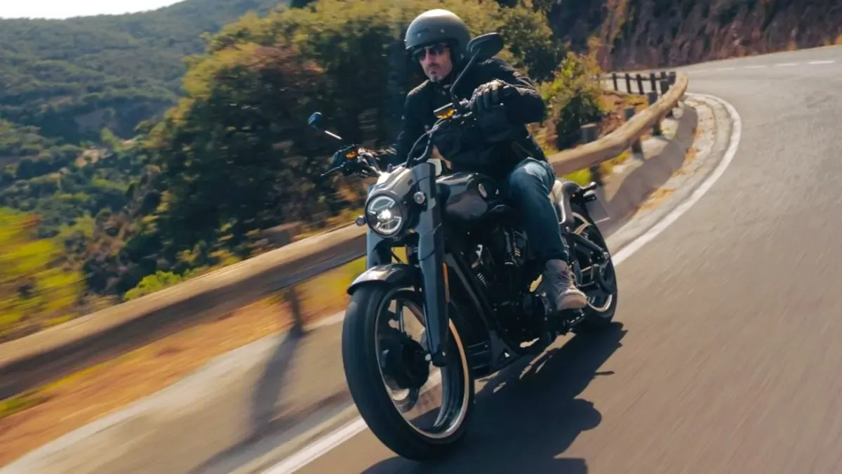 Ya a la venta la primera custom con motor V2 para el carnet de coche de Rieju, con un neumático trasero enorme