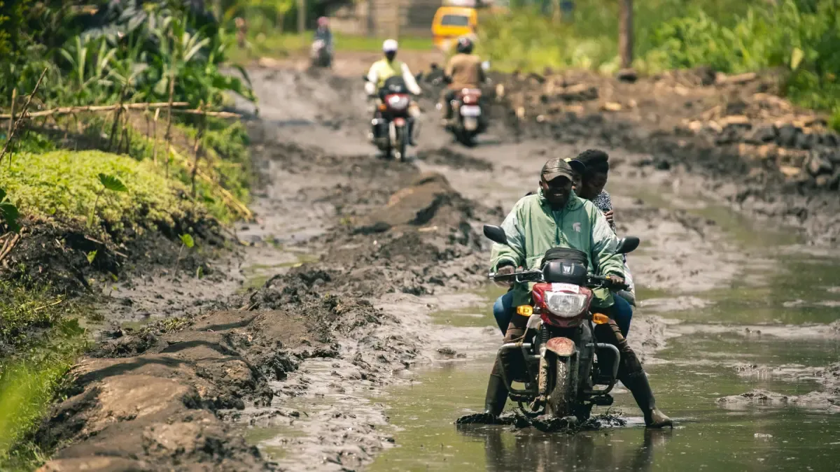 El ébola se combate con motos en el Congo: así colaboran contra el virus los motoristas