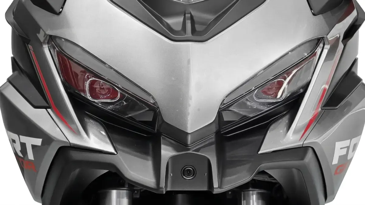 Llega el nuevo megascooter bicilíndrico de 550 c.c. de China que ha ocultado muy bien su secreto