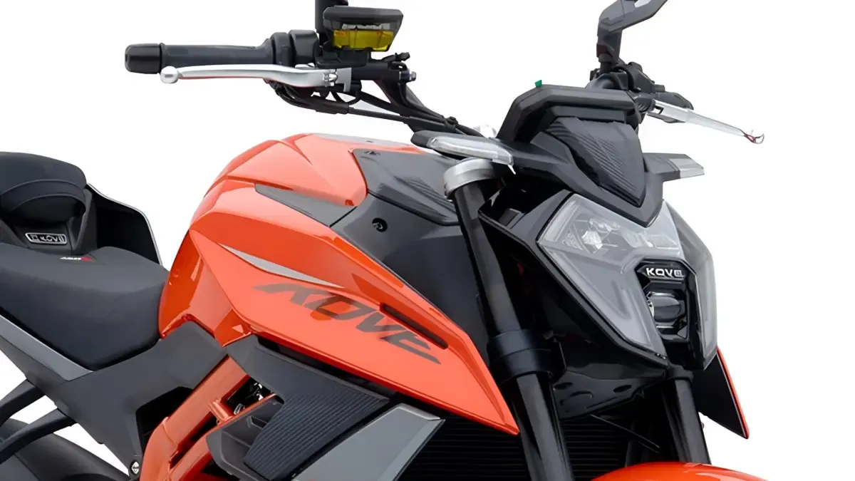 Llega la naked de 4 cilindros y 450 c.c. para el carnet A2, un juguete potente que pesa menos que un scooter de 300 c.c.