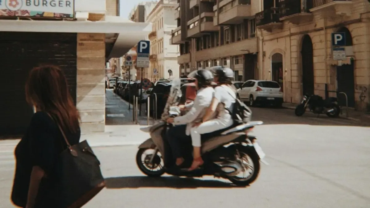 Sin chanclas y con guantes, los motoristas se preparan para la nueva normativa de la DGT