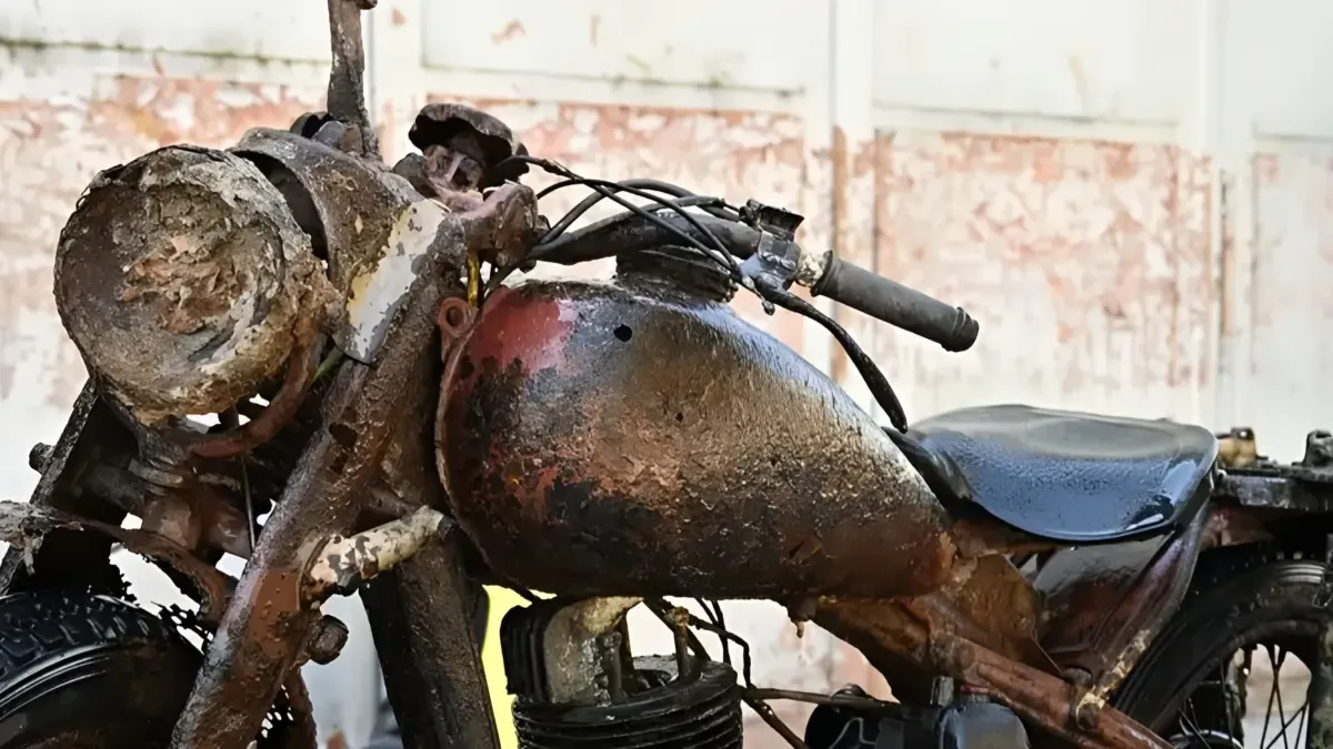 La moto militar que lleva 80 años enterrada bajo el agua y que está increíblemente completa