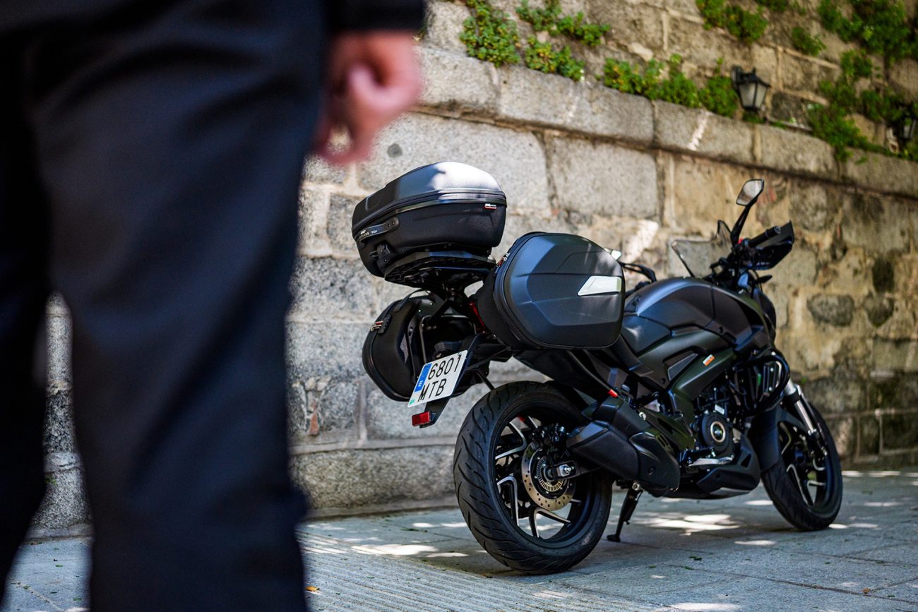 Por 4.299 € y con maletas GIVI incluidas: la oferta de verano de la Bajaj Dominar 400