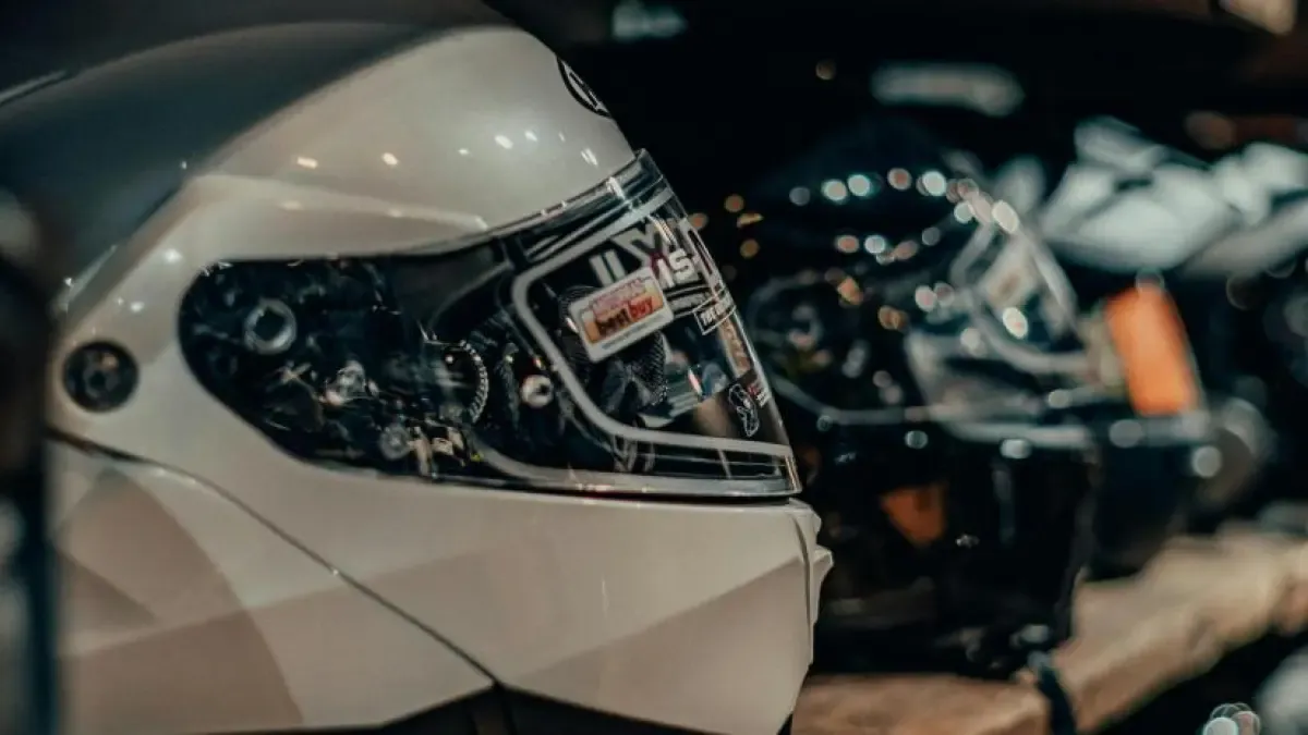 La DGT da un año de margen para adaptarse a los nuevos requisitos del casco en la moto