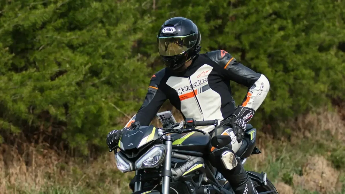 Multa de 200 euros para los motoristas que circulen sin este elemento a partir de octubre: la Guardia Civil extremará la vigilancia