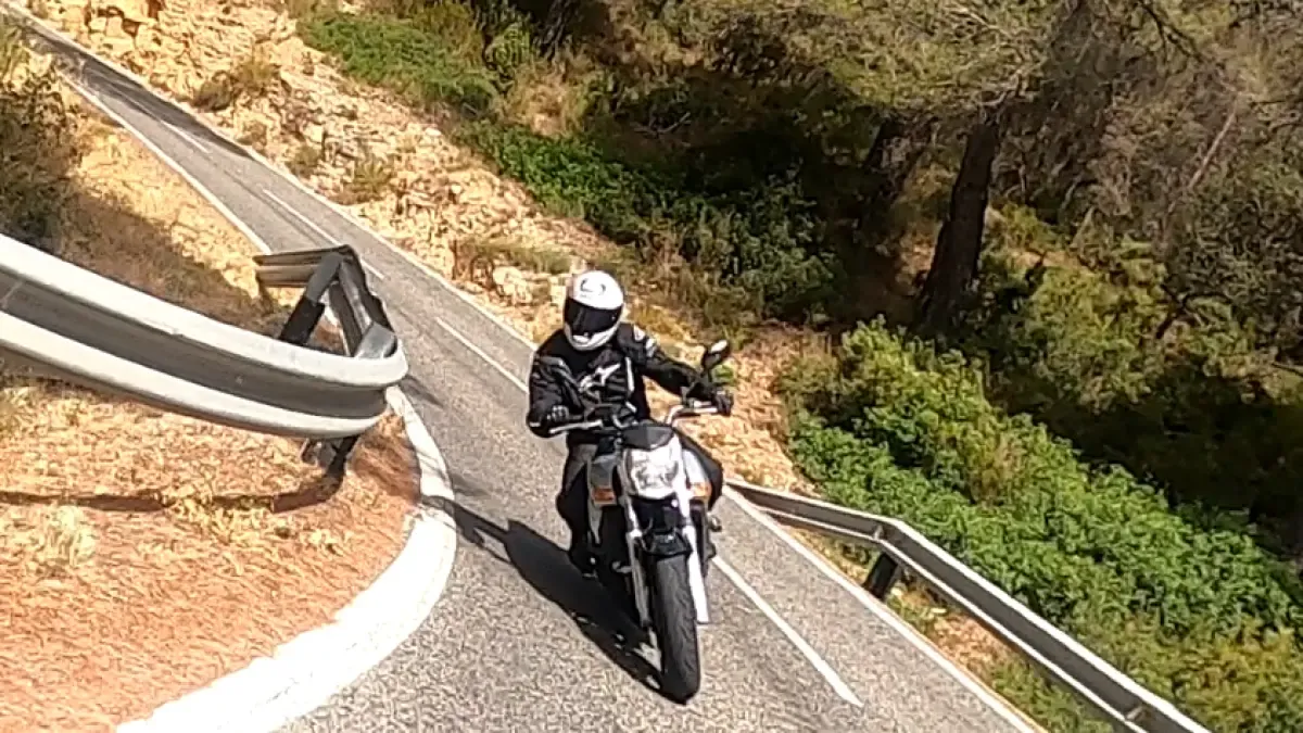 Mónica López, motera: "Hay quien coge la moto durante todo el año y también hace burradas. Eso es no tenerle ningún respeto a la moto"