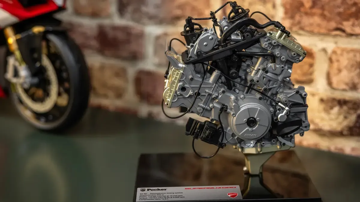 El motor Ducati V2 Superquadro con todo lujo de detalles, una obra de arte mecánico que puedes tener en casa