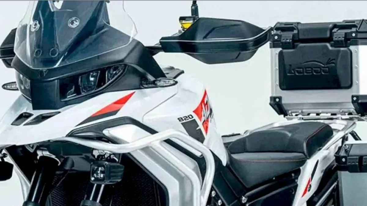 La esperada trail tricilíndrica china de 117 CV llegará y con un nuevo aspecto