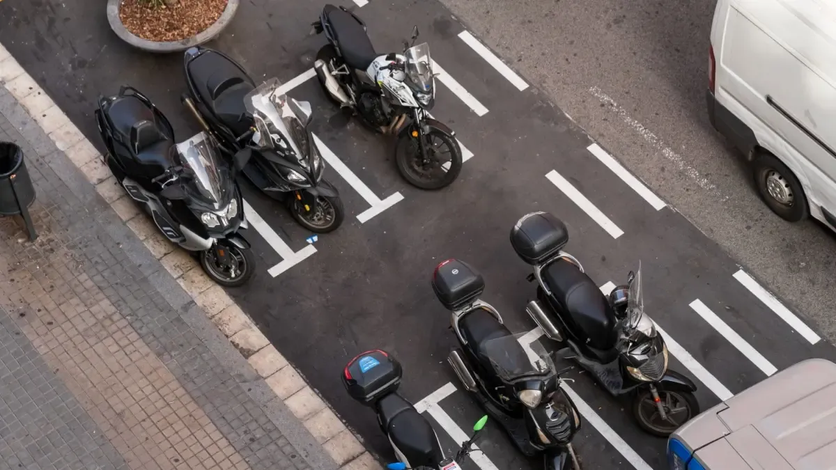 Las motos no pagan por aparcar en las ciudades, pero ¿será siempre así?