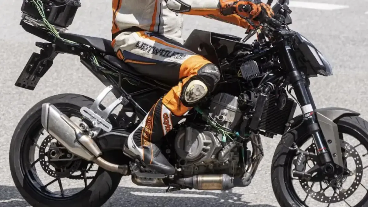 La nueva naked de peso medio de KTM ya está rodando y es la moto que le faltaba a la marca austriaca