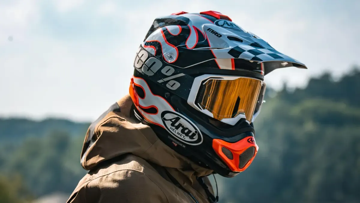 Arai incendia el segmento off-road con la nueva versión Flame de su casco insignia