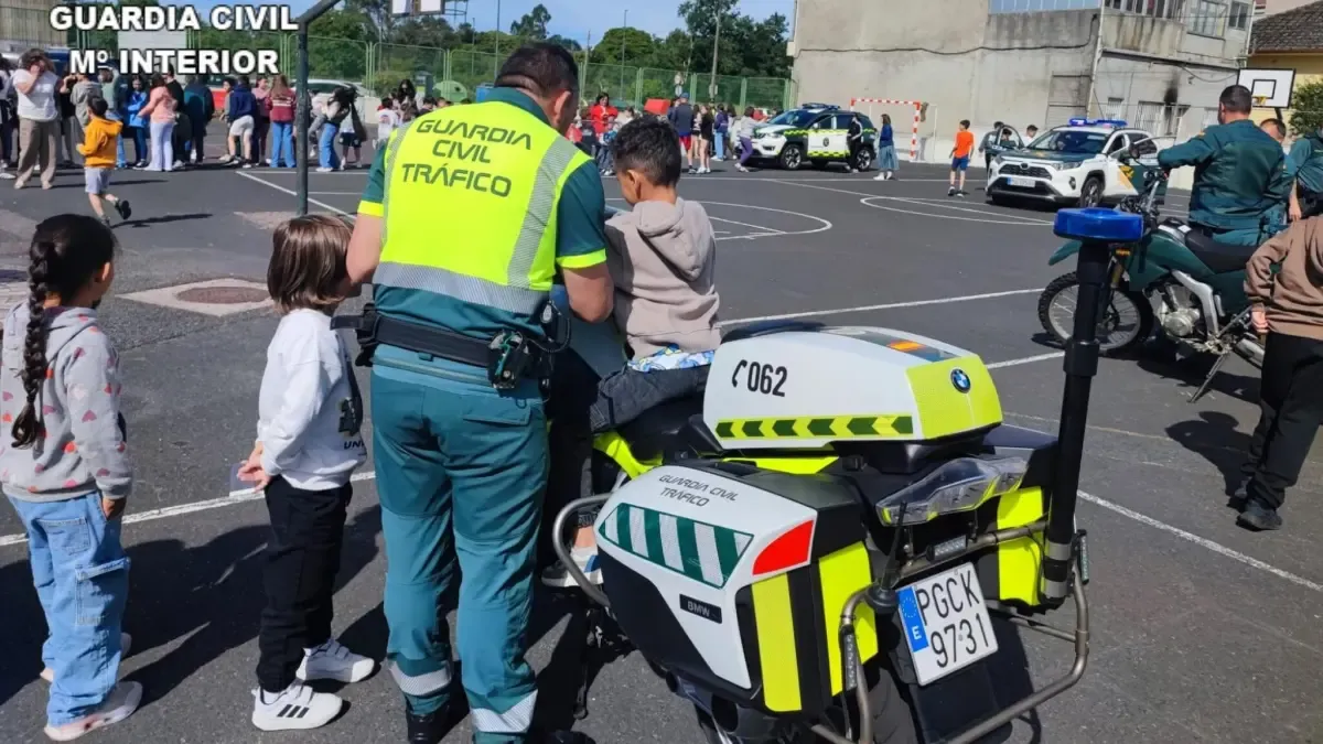 Juan Antonio Cortegoso, de la Guardia Civil de Pontevedra: "Manuel Touceda, jefe de la Comandancia, lo propuso y empezamos a darle forma. La idea de organizar esta primera Ruta Motera Solidaria surge debido a la afición por las motos que hay dentro de la Guardia Civil"